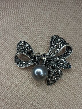 Silver Tone Bow Pearl Rhinestone Brooch Gray Faux Pearl Statement Pin One Size